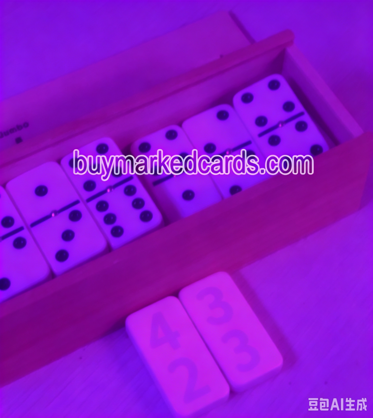 Mit Leuchttinte markierter Domino